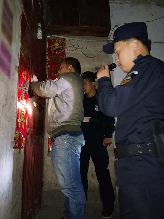 万宁粗心妈妈误将幼女锁家中 民警全城寻开锁师傅开门